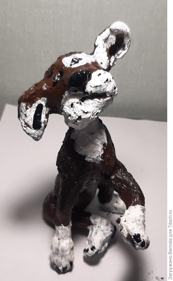 Собаку можно поставить сторожить подарки под ёлкой:)