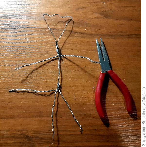 Проволочный скелетик я скручиваю пальцами, лишь иногда загибая торчащие кончики с помощью специальных инструментов