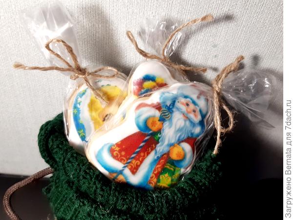 Напихать туда можно всё что угодно, от пряников до банки с огурцами;) Вот бутылка не поместится, проверено:)