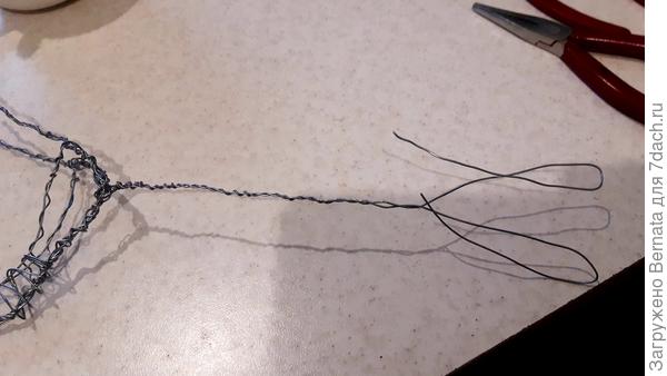 Концы загибаем петлёй и возвращаем назад, перекручивая с основной проволокой