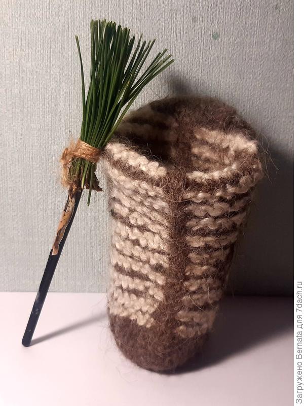 Ступа- шерстяной носок, завернутый внутрь, метла - думаю, понятно :)))