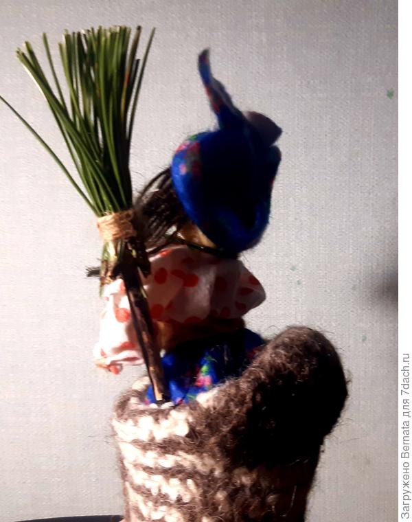 А пятка от носка заменила бабуле автомобильное кресло :))