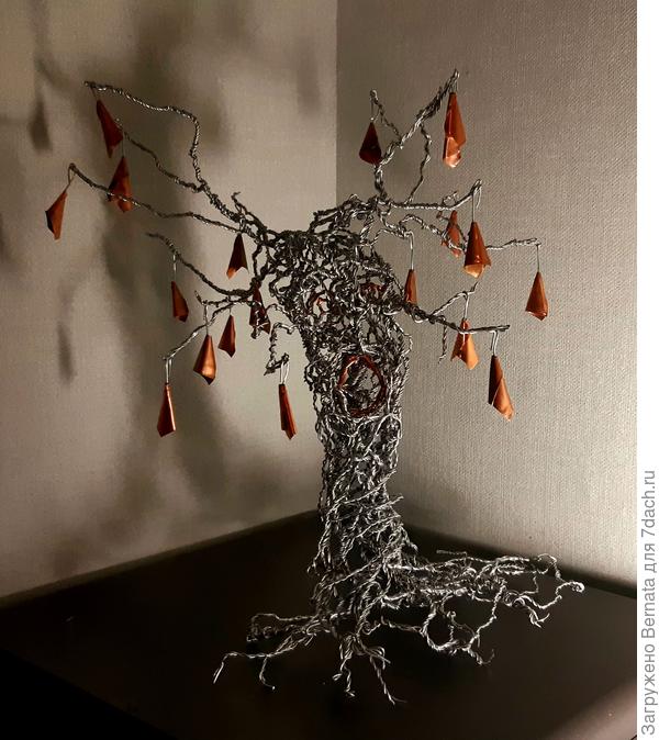 Само дерево из оцинкованной проволоки, а "колокольчики " из тоненького медного листа, который даже ножницами режется... "Песня ветра " называетя :))