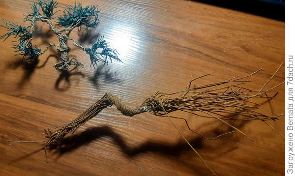 "Вырастила" бонсай с помощью ещё одного пучка проволоки