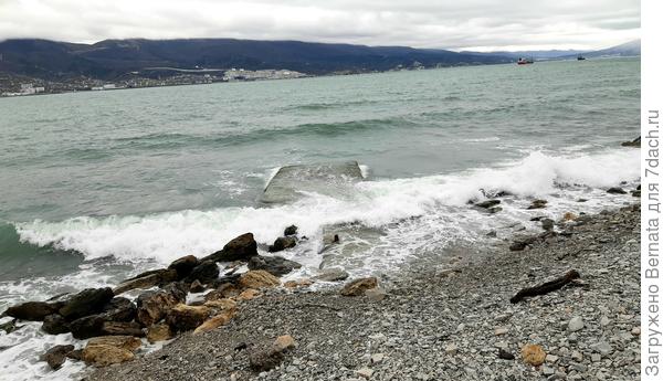 А сейчас я поеду вооооон  туда... Через бухту - слева...