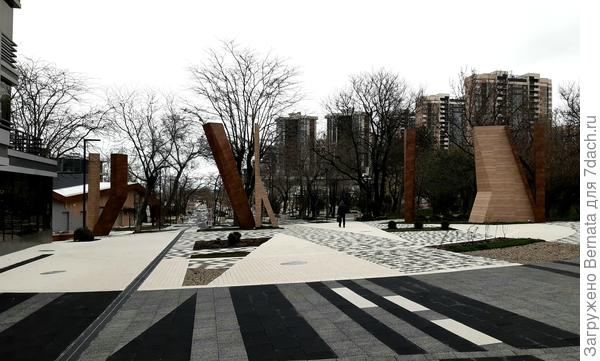 Здесь когда-то был тенистый парк и много деревьев... Эх....