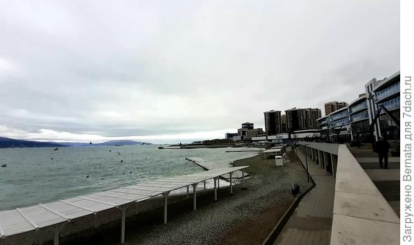 Городской пляж... Или то, что от него осталось... Справа вдали, где виднеется жилой комплекс..., я и жила... Прямо за ним. Но тогда его ещё не было.