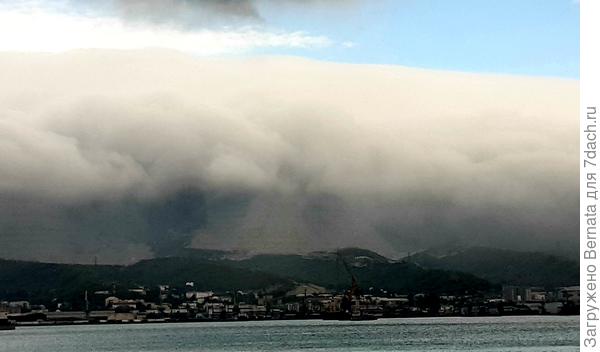 Это не тучи, это наша &quot;борода&quot; перед норд-остом. Скопление тёплого воздуха от бухты и холодного из-за гор - предвестник сильного ветра