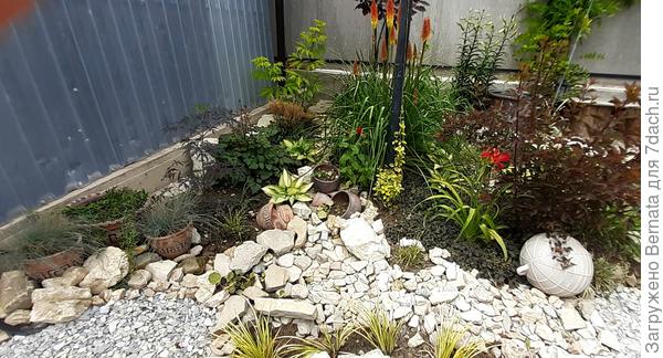 Вид снизу - водосточка слева вверху