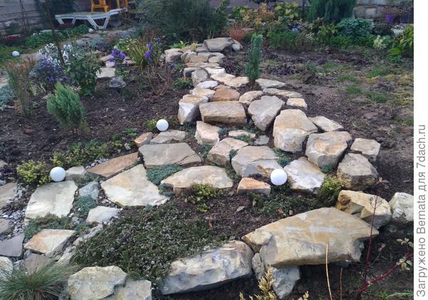 Моё недавнее "творение":)) Ступени и подпорный бордюр из камня. Высота между нижней ступенькой и верхней площадкой около метра.