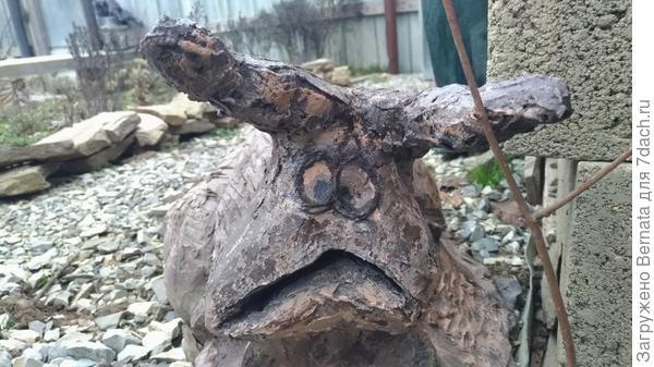 Она знает, что бесит меня, поэтому такая печальная:))