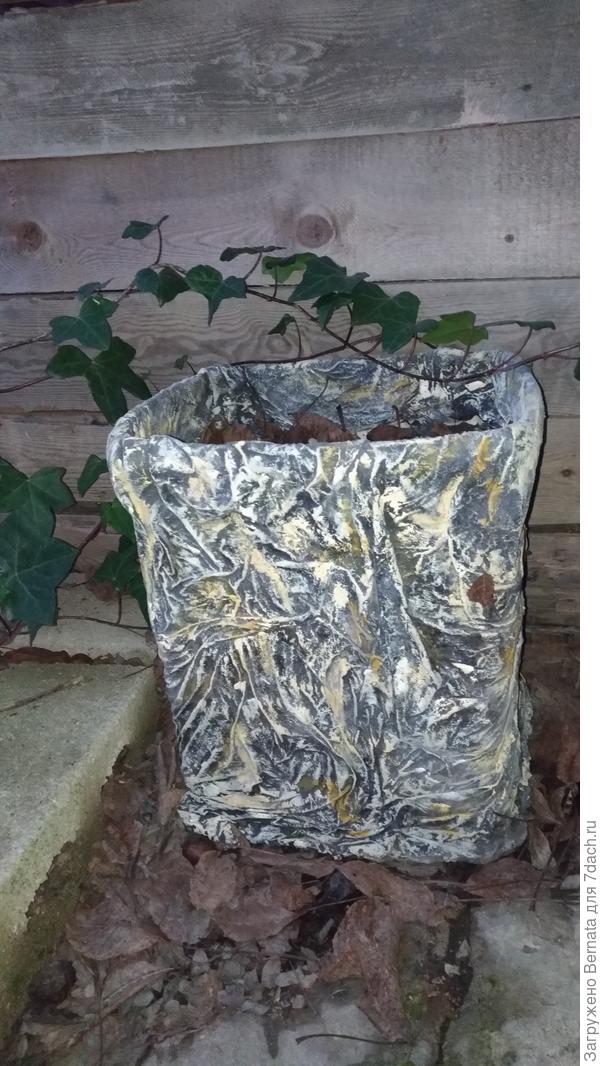 Здесь внутренний каркас из контейнера для собачьего корма