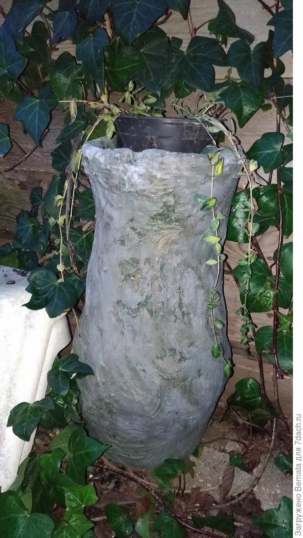 Здесь - пластиковые цветочные горшки...