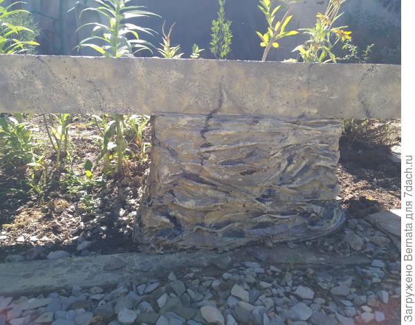 А вот в таком духе я задекорировала ножки из строительных блоков на двух лавочках