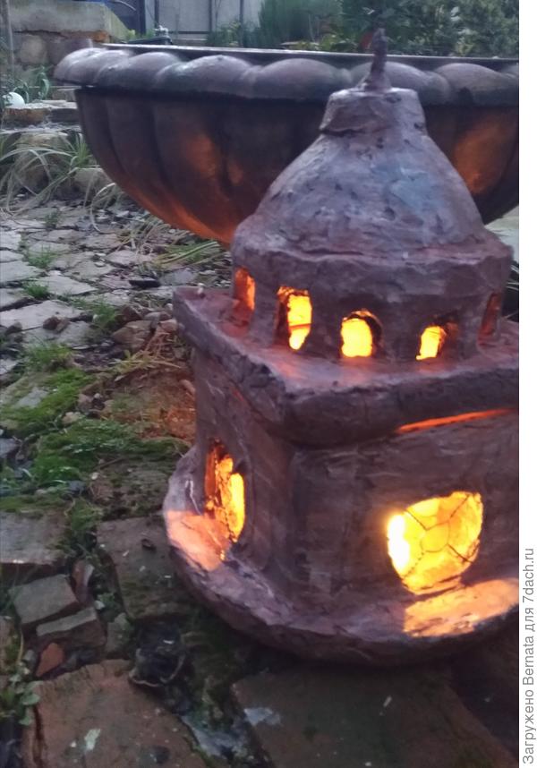 А это - еще один фонарь, который сделан совершенно не в моем стиле, но мне хотелось попробовать залить изделие целиком, а не собирать из отдельных деталей