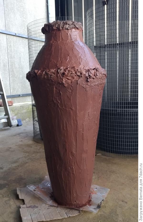 Это не она кривобокая, а просто стоит криво:))))