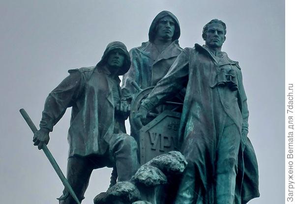 Не знаю в каком году он здесь появился, но моё детство прочно ассоциируется с этим районом и памятником в том числе