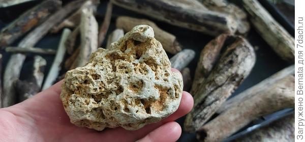 И породу камней не знаю.., кажется туф...