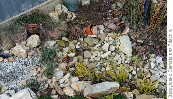 Вот этот "каменный ручей" зимой всегда полностью затоплен водой с крыши... А дожди у нас зимой почти постоянно