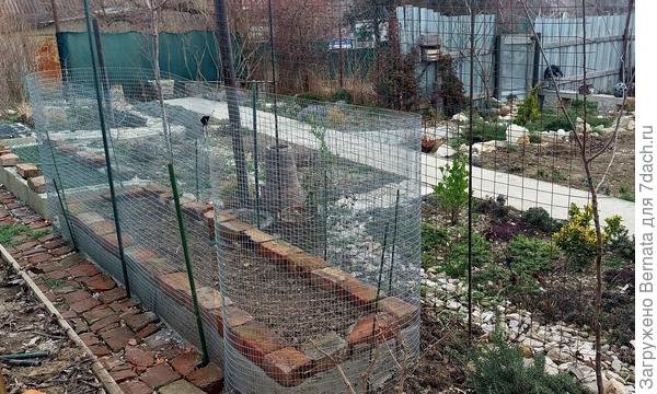 Высота сетки 1 метр... Может и высоковато, не знаю... Может переделаю...