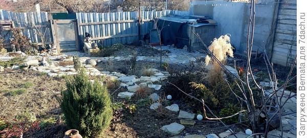 А вот склад стройматериалов и инвентаря в углу бесит... Надо строить сарайчик...:))