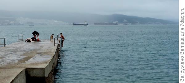 Правда из воды оба пацана велетели пробкой:) Но потом заявили, что вода теплее воздуха. Ну, скорее всего так и есть