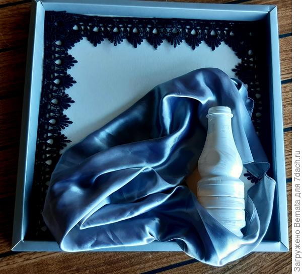 Теперь вокруг бутылки укладываем в произвольном порядке ткань или капроновый гольф...