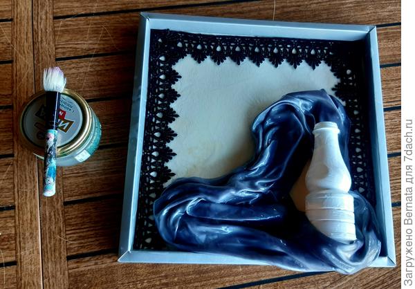 Пропитываем клеем все предметы, в том числе и поверхность коробки-подложки