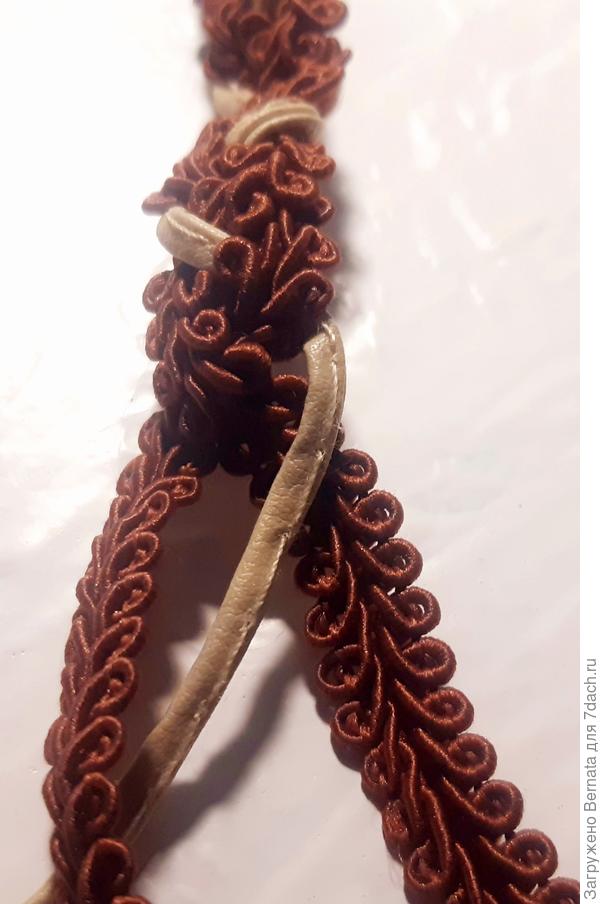 Две разных тесьмы я спела косичкой