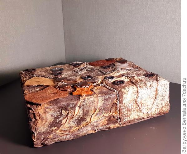 Шкатулка для металлической фурнитуры с подходящей декорацией