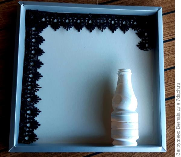 Коробка от конфет, бутылочка (заранее покрытая клеем или клейстером), обрезки кружевной тесьмы