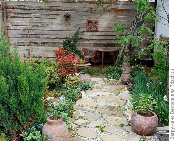 А забор у меня большой... Места хватит для воплощения моих  фантазий:))