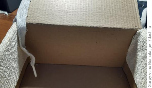 Шнурком обклеила все слезы с обеих сторон