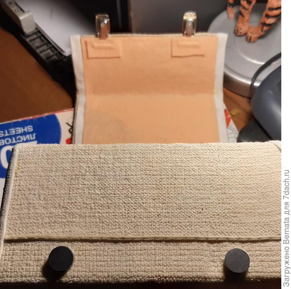 В места, куда опускаются застёжки, приклеиваем магнитики