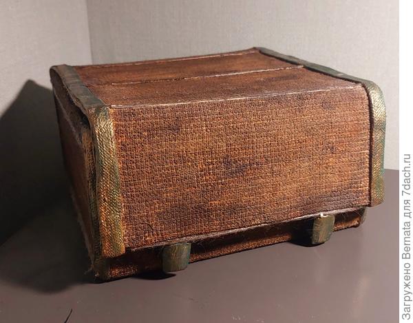 Что-то среднее между портфелем и сундуком:)))