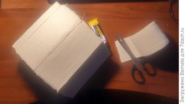 Приклеиваем эластичный бинт или любой другой подходящий материал