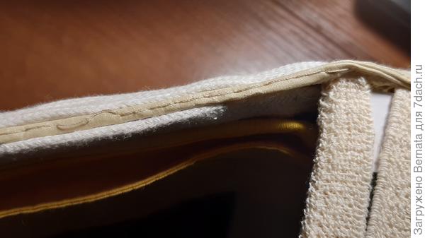 Мы его прячем, подкладывая фетр с внутренней стороны