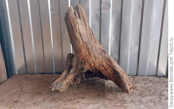 Коты используют, как когтеточку:)