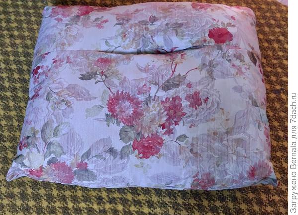 Диван классического оттенка хаки, а подушки вот такие веселенькие:)