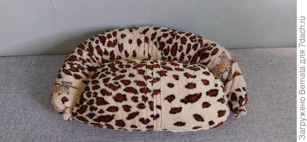 ...то лучше сделать в виде подушки, пришив подлокотники с боков