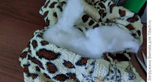 Капюшон так же сшила изнутри обметочным швом, оставив небольшое отверстие, для наполнителя