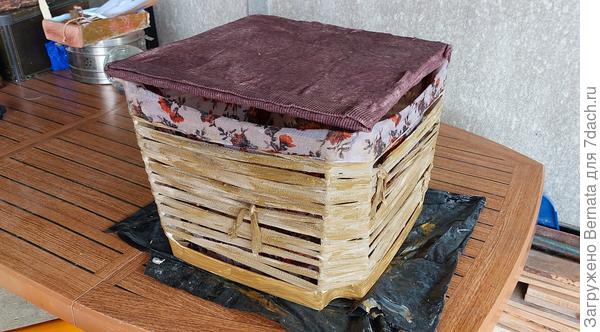 Натягиваем чехол на крышку и тоже проклеиваем с двух сторон, тщательно пропитывая