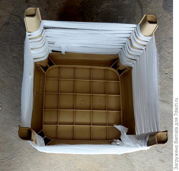 Табуретку переворачиваем ножками вверх и начинаем плести корзину