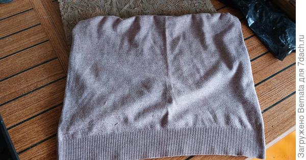 Для обивки использовала старую водолазку, которую обрезала до нужного размера и сшила из неё мешок-наволочку