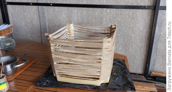 Мне всегда жалко своего времени, поэтому все делаю очень быстро. В клейстер сразу добавила немного акриловой краски, чтобы бинт и приклеить, и прокрасить  одновременно