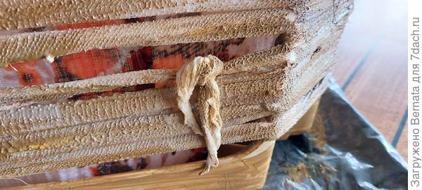 Узелки от соединения бинтов хотела сначала замаскировать, но потом передумала...