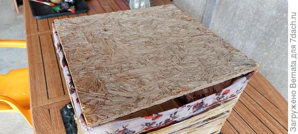 Подбираем (или вырезаем по размеру) кусок фанеры или ДСП для крышки