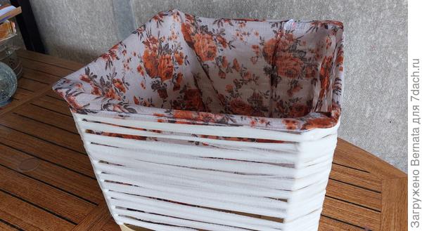 Пока клейстер остывает, подбираем ткань для внутренней обивки, которую нужно сшить мешком или трубой