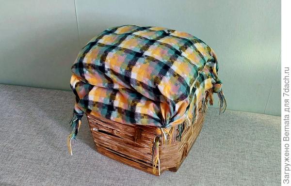 А можно подложить подушечку и накинуть любимый платок, используя как пуфик