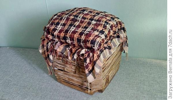 Или так... Пуфик надёжный, так как ДСП плотно упирается на четыре ножки. А дно у нашей корзины широкое и устойчивое